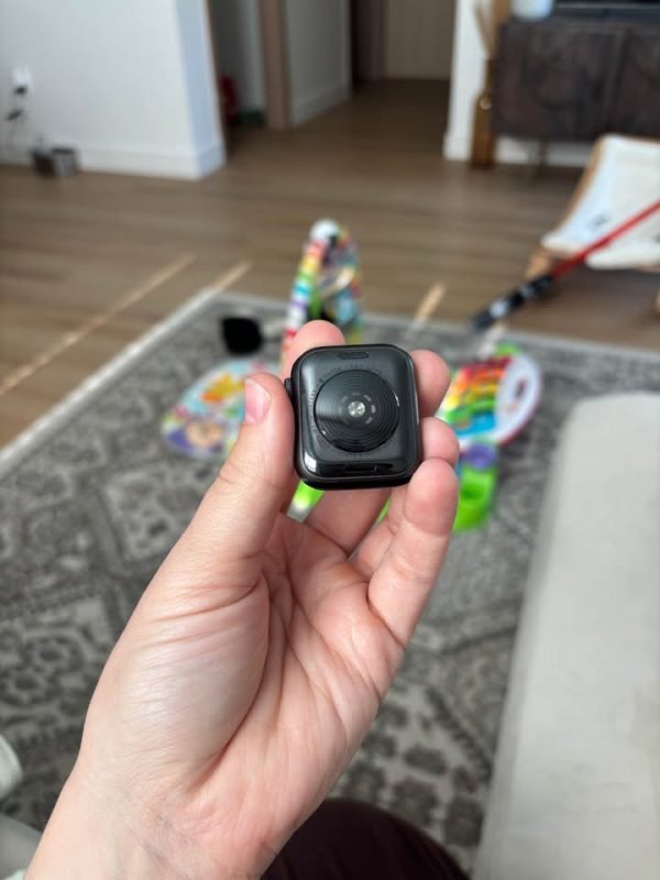 Apple Watch SE (1st Gen) 40 mm GPS and Brand new Silicone Apple Band