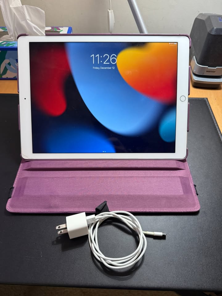 Apple iPad Pro (32GB, Wi-Fi, Silver) 12.9in Tablet with case and cords 3 Apple iPad Pro (32GB, Wi-Fi, Silver) 12.9in Tablet with case and cords