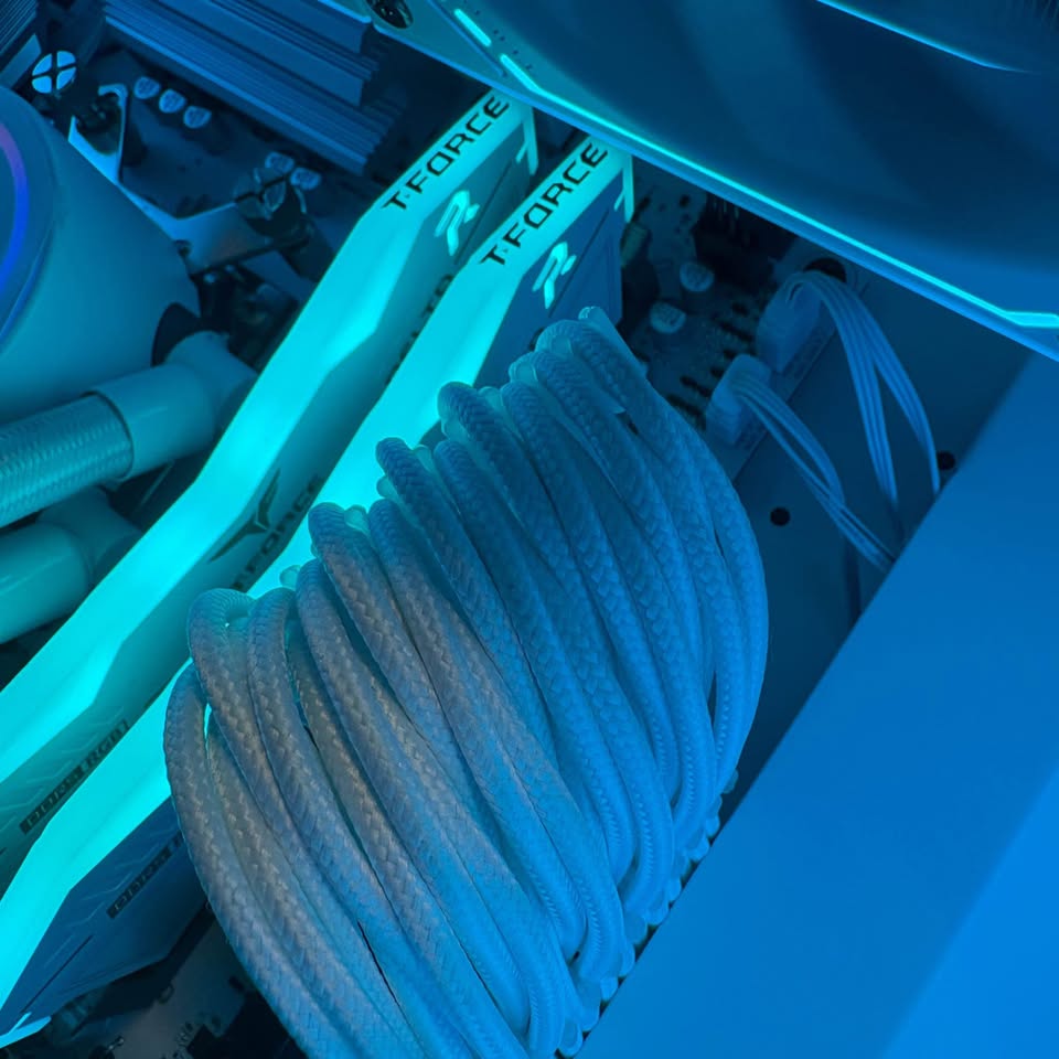 White RTX Gaming/Streaming PC - RTX 5080 + Ryzen 7 9000 3 White RTX Gaming/Streaming PC - RTX 5080 + Ryzen 7 9000