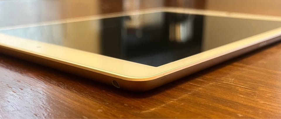 Apple iPad (Gold, 8th Generation, WiFi) 2 Apple iPad (Gold, 8th Generation, WiFi)