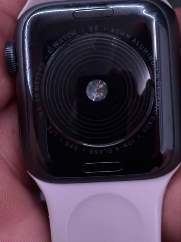 Apple Watch SE (1st Gen) 40 mm GPS and Brand new Silicone Apple Band