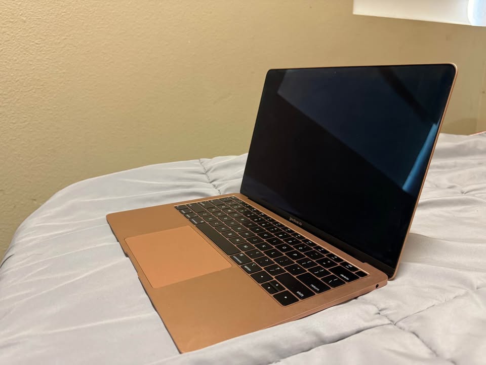 MacBook Air in Gold (Retina, 13-inch, 2019) 6 MacBook Air in Gold (Retina, 13-inch, 2019)