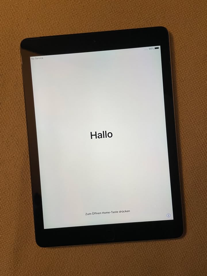 Apple iPad Air 1st Gen - Black, 128 GB 2 Apple iPad Air 1st Gen - Black, 128 GB