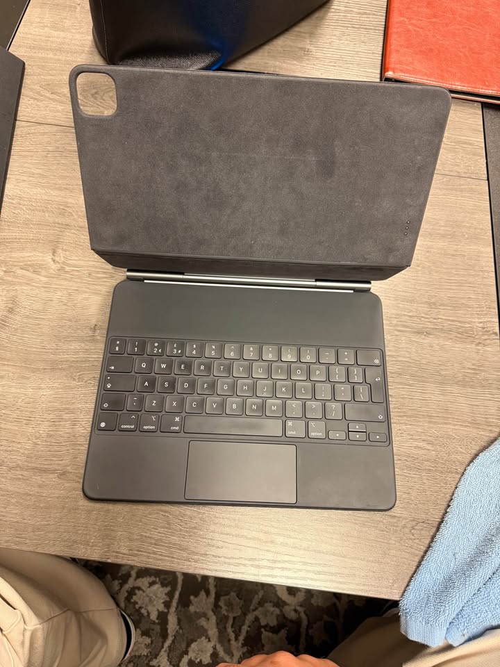 iPad M1 12.9 inch Cellular | Apple pencil | Magic Keyboard | with Extra Cases and folio 2 iPad M1 12.9 inch Cellular | Apple pencil | Magic Keyboard | with Extra Cases and folio