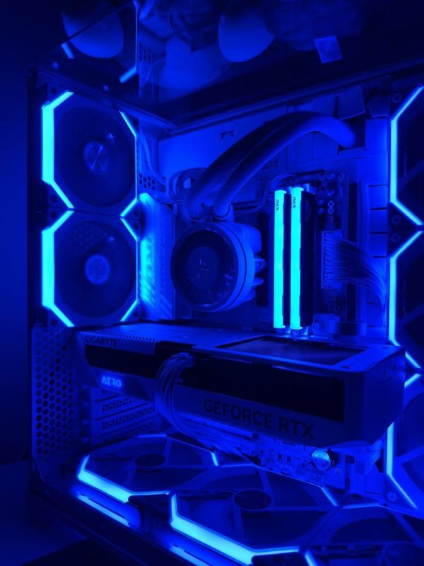 High-End White Gaming PC