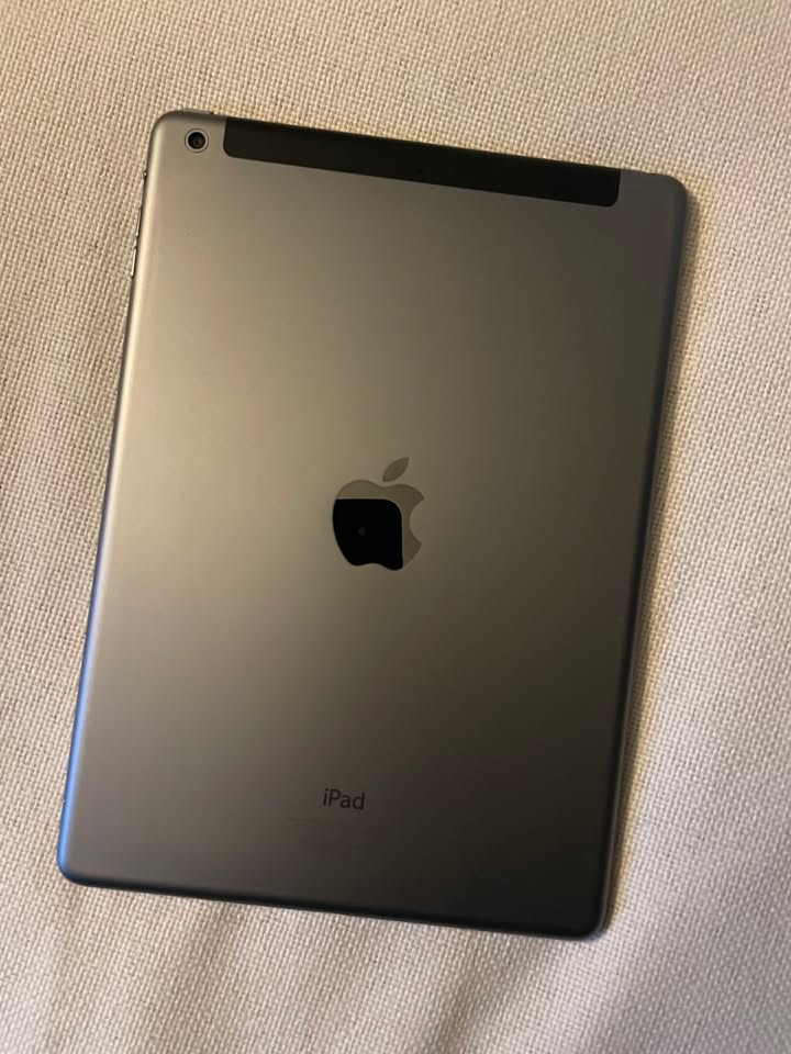 Apple iPad Air 1st Gen - Black, 128 GB 3 Apple iPad Air 1st Gen - Black, 128 GB