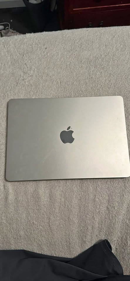 Apple laptop