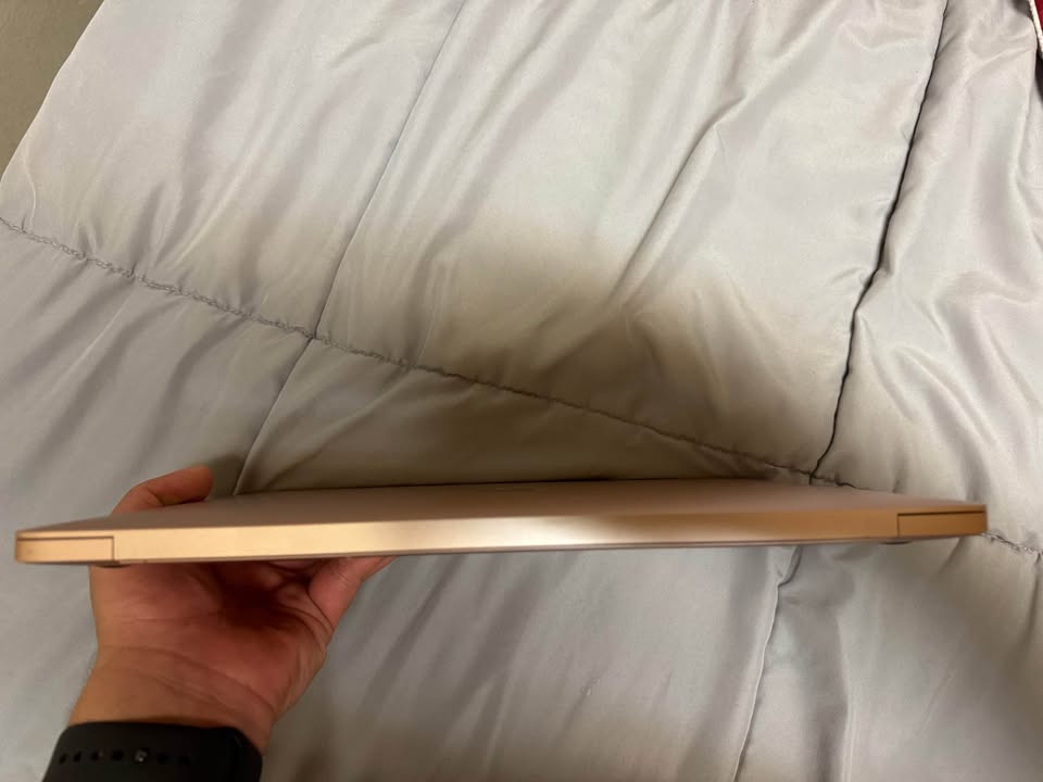 MacBook Air in Gold (Retina, 13-inch, 2019) 8 MacBook Air in Gold (Retina, 13-inch, 2019)