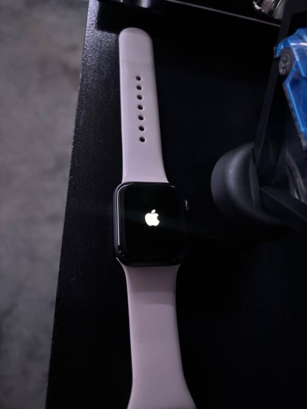 Apple Watch SE (1st Gen) 40 mm GPS and Brand new Silicone Apple Band