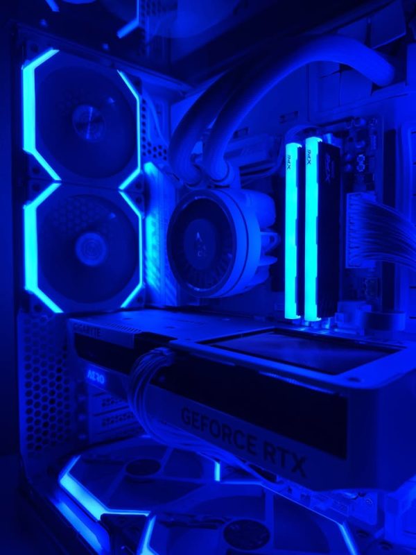 High-End White Gaming PC