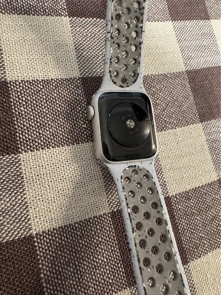 Apple Watch SE 40mm with Nike Sports Band 6 Apple Watch SE 40mm with Nike Sports Band