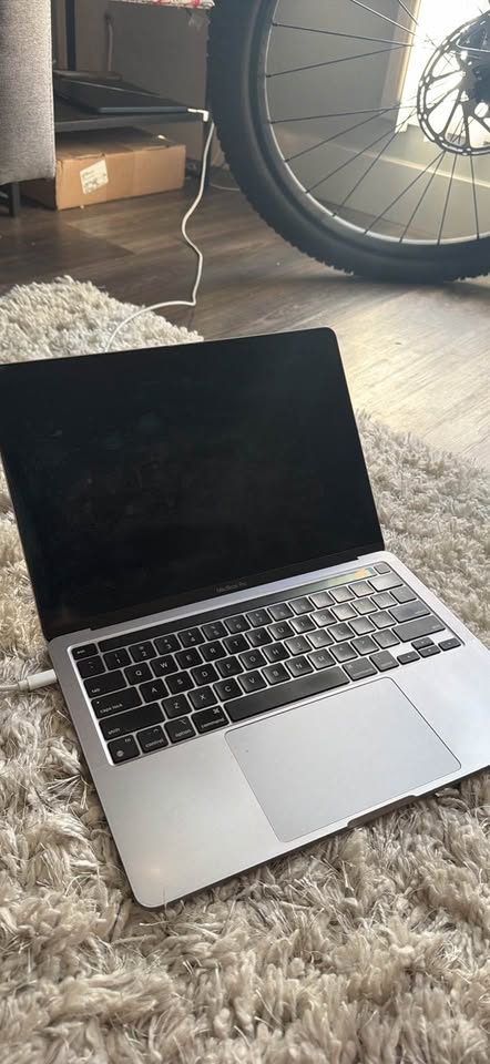 MacBook Pro M1 2020 13in 8GB RAM 256GB SSD 4 MacBook Pro M1 2020 13in 8GB RAM 256GB SSD