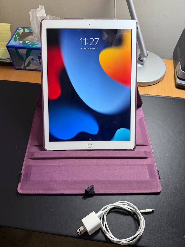 Apple iPad Pro (32GB, Wi-Fi, Silver) 12.9in Tablet with case and cords 6 Apple iPad Pro (32GB, Wi-Fi, Silver) 12.9in Tablet with case and cords