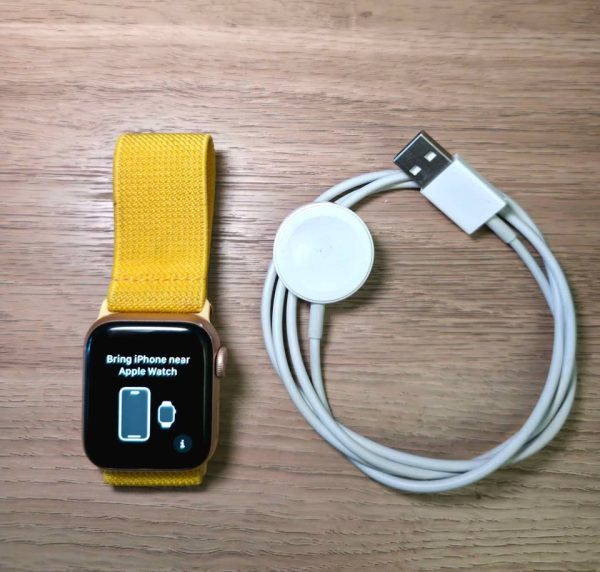 Apple Watch Series 5 (40mm) – Gold Aluminum + Charg