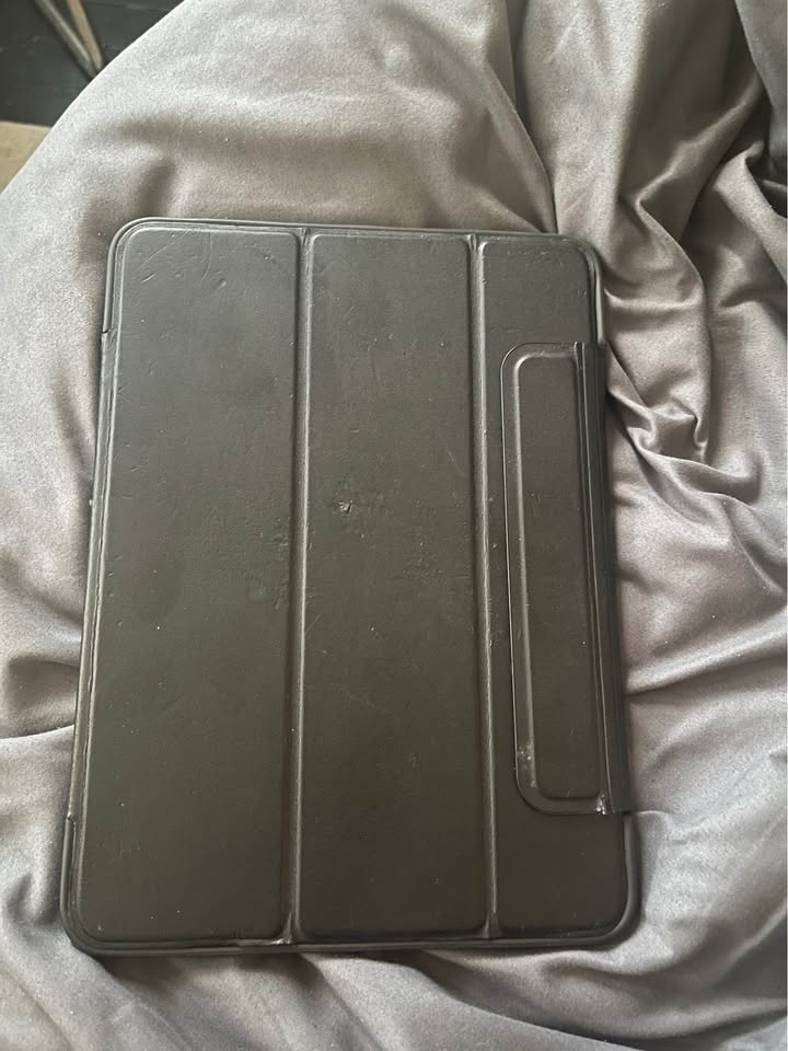 iPad Pro 11 inch 128gb 2nd generation, with Apple Pencil and Case 2 iPad Pro 11 inch 128gb 2nd generation, with Apple Pencil and Case