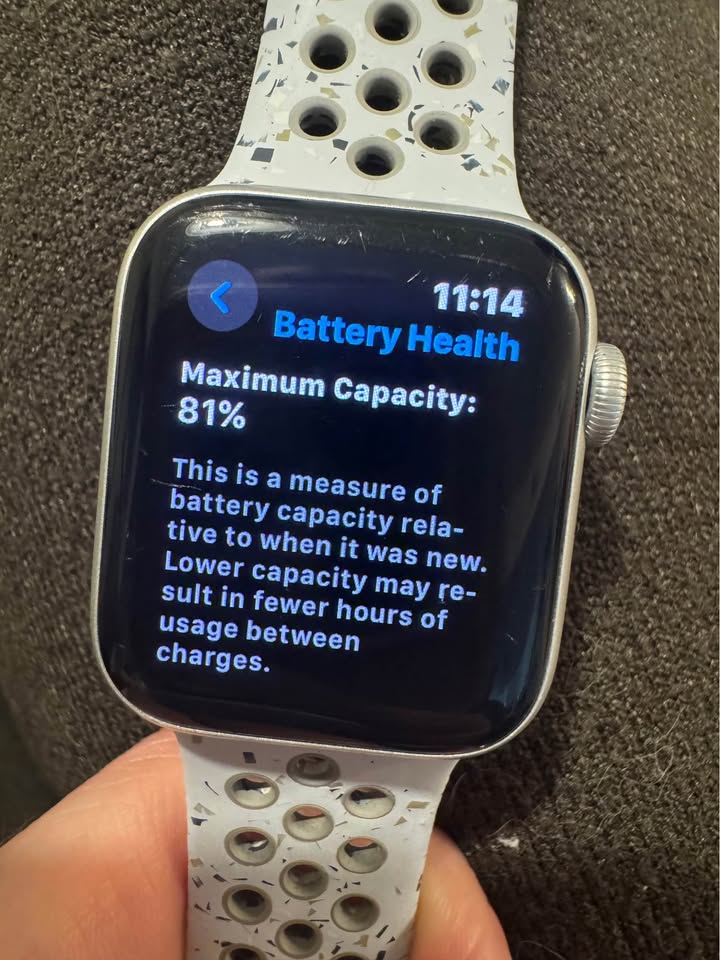 Apple Watch SE 40mm with Nike Sports Band 8 Apple Watch SE 40mm with Nike Sports Band