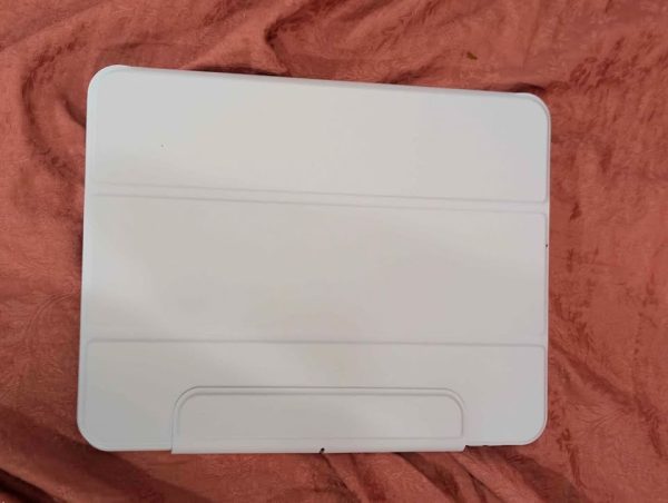 iPad air m2 - brand new with pencil and 2 case-