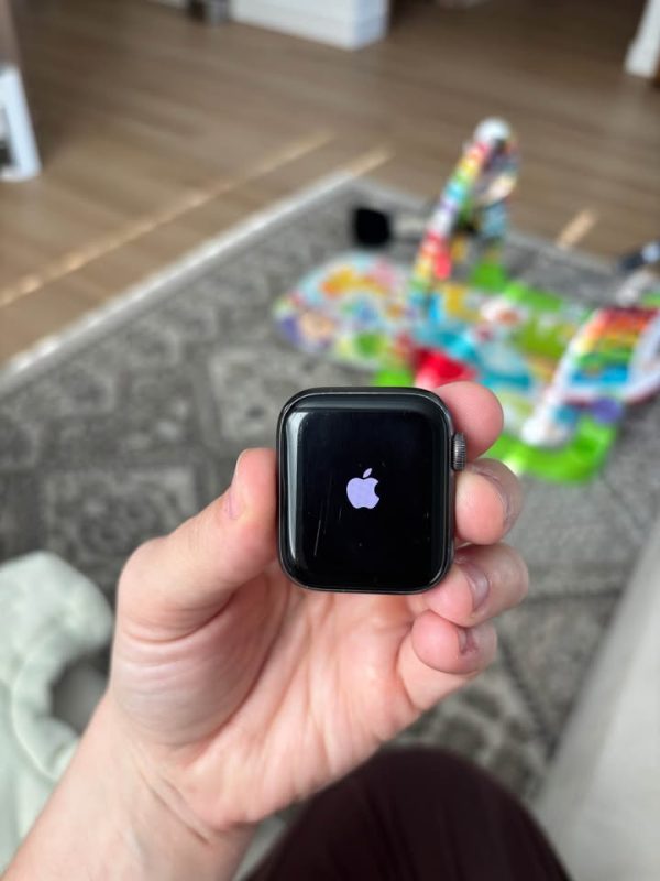 Apple Watch SE (1st Gen) 40 mm GPS and Brand new Silicone Apple Band