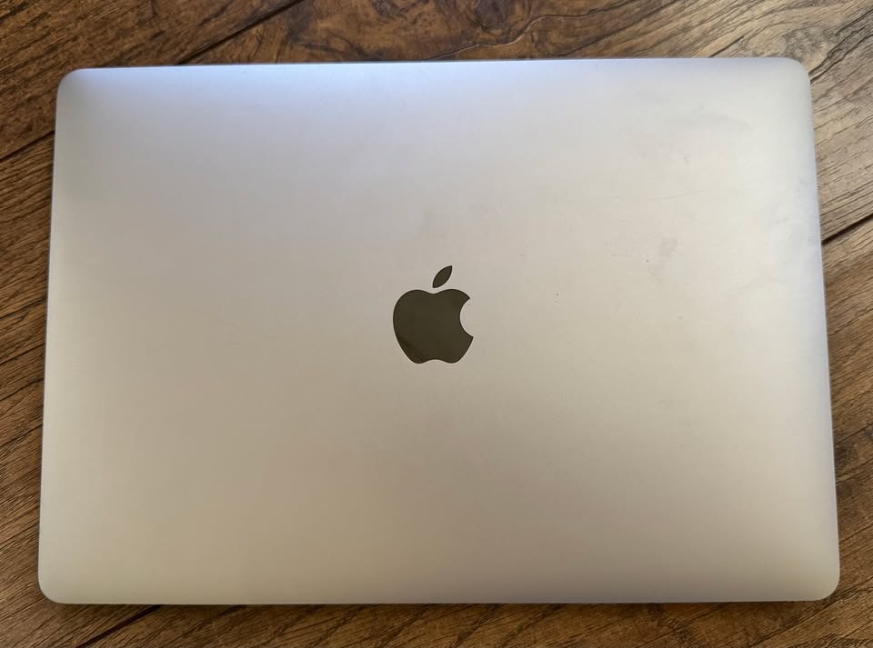Apple MacBook Air 13" - Excellent Condition 2 Apple MacBook Air 13" - Excellent Condition