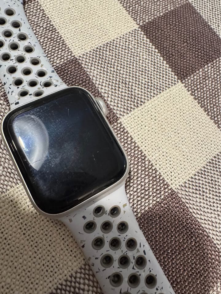 Apple Watch SE 40mm with Nike Sports Band 10 Apple Watch SE 40mm with Nike Sports Band