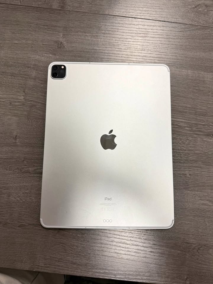 iPad M1 12.9 inch Cellular | Apple pencil | Magic Keyboard | with Extra Cases and folio 4 iPad M1 12.9 inch Cellular | Apple pencil | Magic Keyboard | with Extra Cases and folio