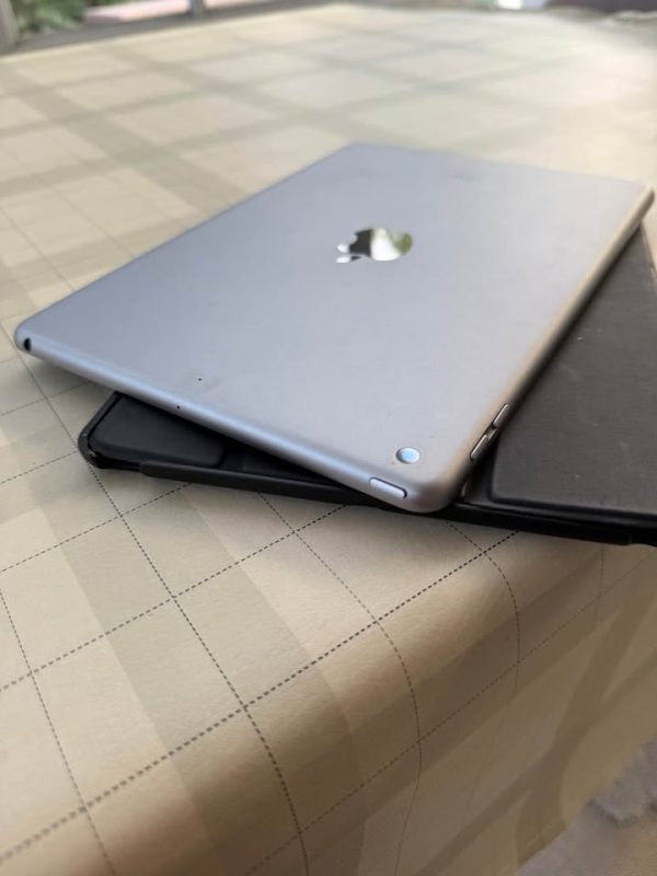 Apple iPad 5th gen - WiFi - 32gb