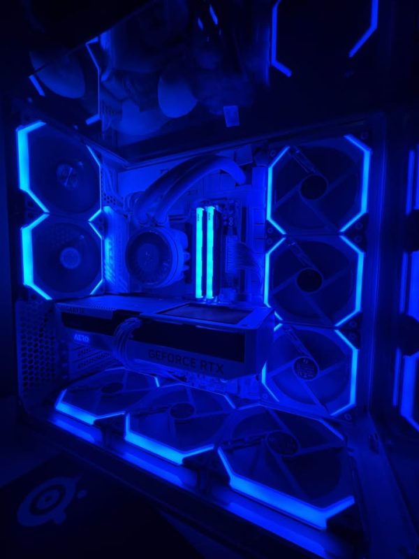 High-End White Gaming PC