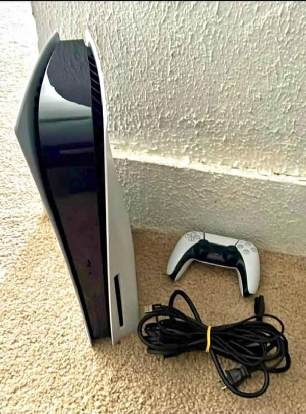 Ps5 disk with controller and cords