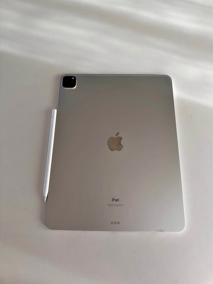 Beautiful iPad Pro 5th Edition and Apple Pen 3 Beautiful iPad Pro 5th Edition and Apple Pen
