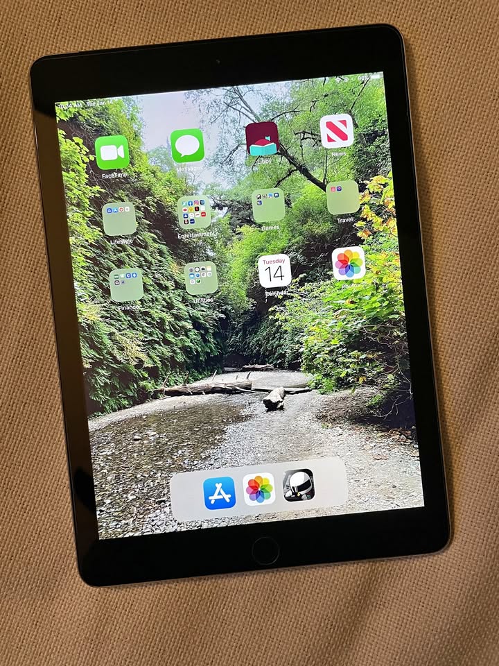 Apple iPad Air 1st Gen - Black, 128 GB 5 Apple iPad Air 1st Gen - Black, 128 GB