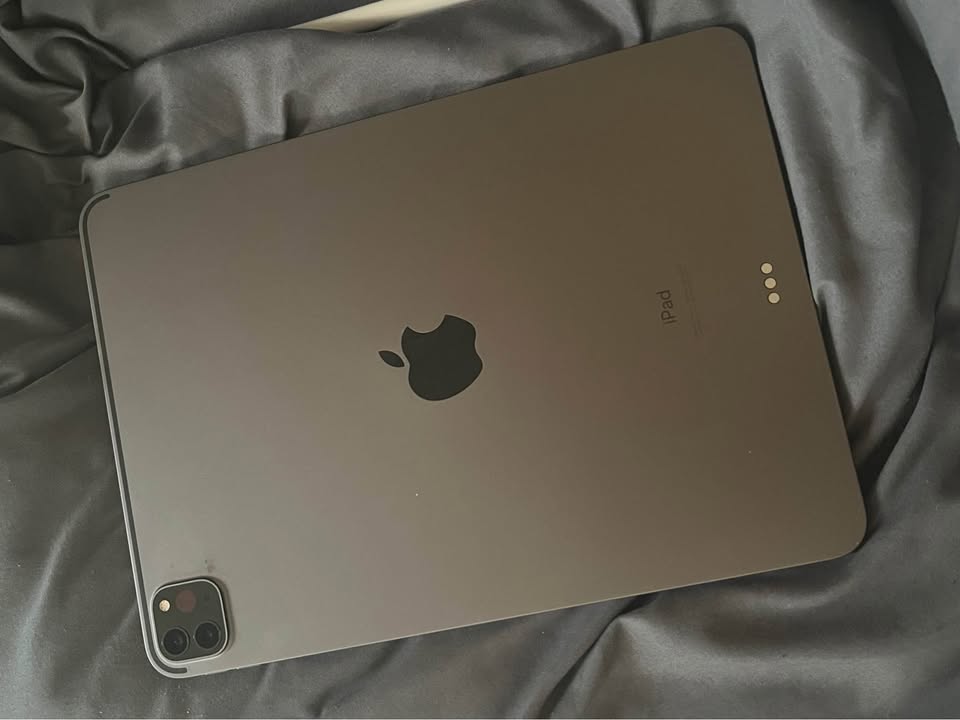 iPad Pro 11 inch 128gb 2nd generation, with Apple Pencil and Case 3 iPad Pro 11 inch 128gb 2nd generation, with Apple Pencil and Case