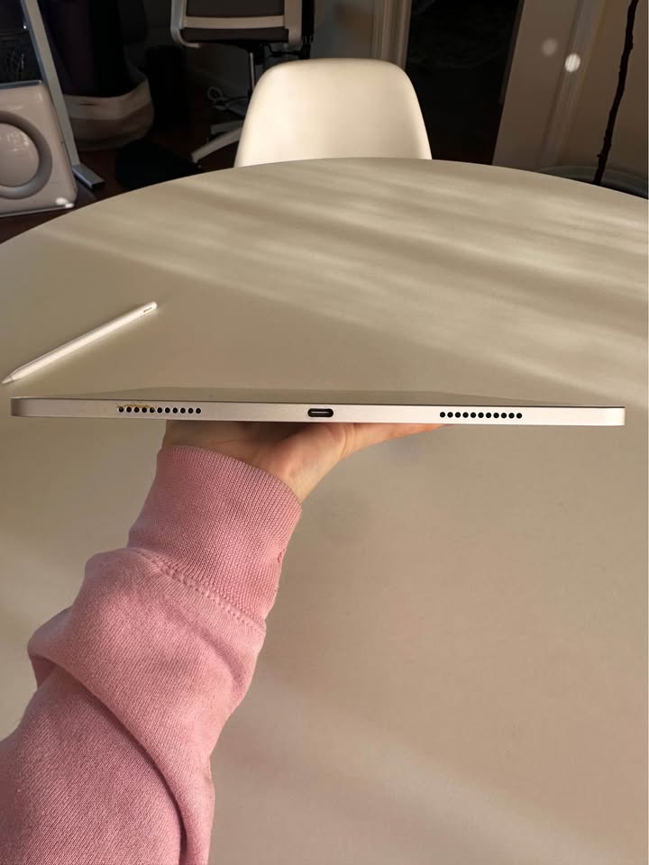 Beautiful iPad Pro 5th Edition and Apple Pen 4 Beautiful iPad Pro 5th Edition and Apple Pen